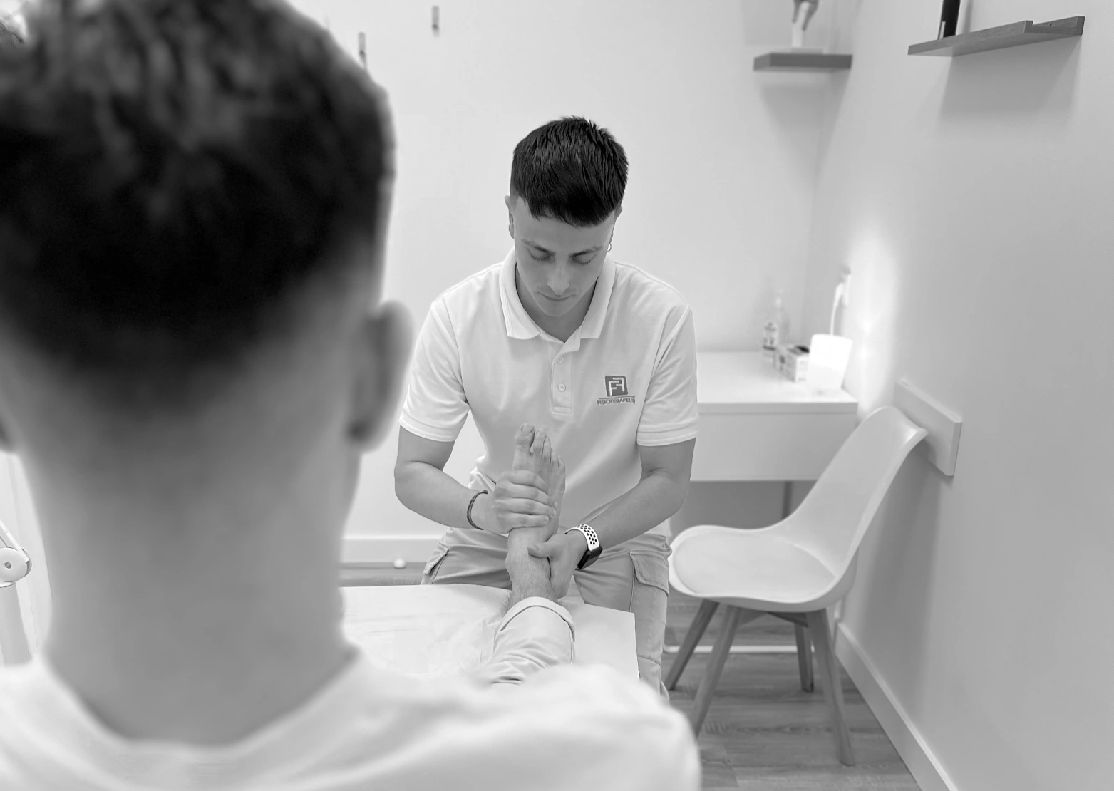 Fisioterapeuta realizando ecografía musculoesquelética en cuello y hombro en Fisio Alcantarilla, Murcia.