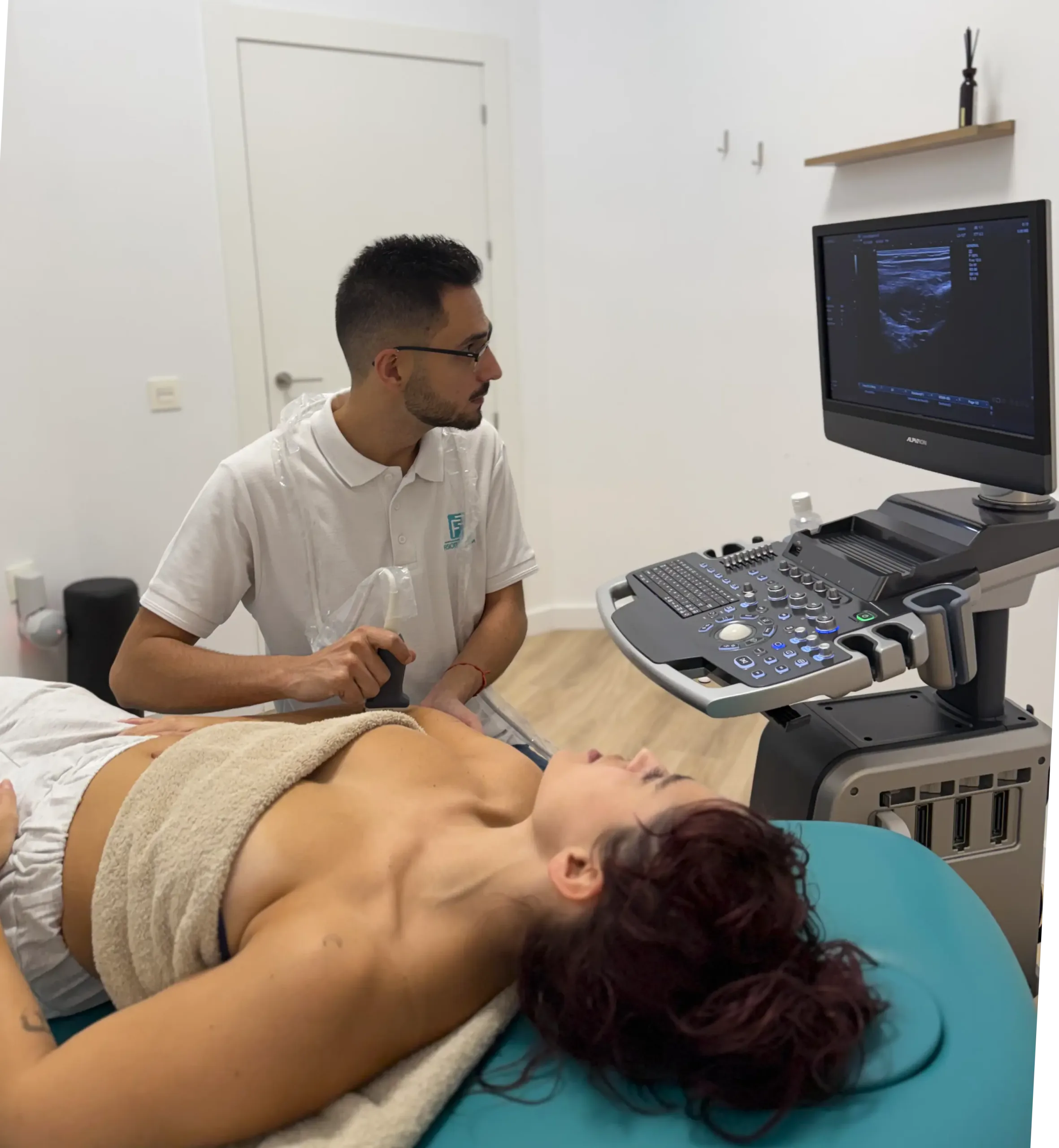 Fisioterapeuta realizando ecografía musculoesquelética en cuello y hombro en Fisio Alcantarilla, Murcia.